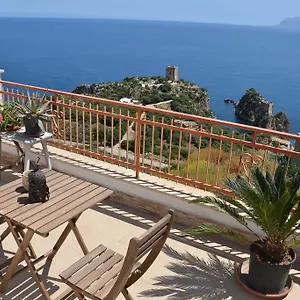 Talia Couette-café Scopello (Sicily)